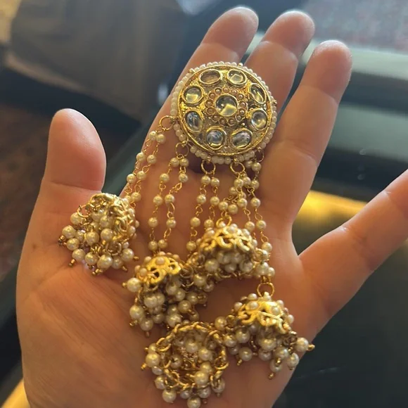 NWT Long,pretty, intricate ‘Jhumka’ earrings with 4 ‘Jhumpa’s’ and faux pearls! - Picture 4 of 9